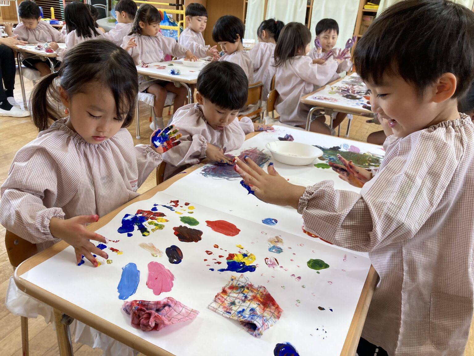 フィンガーペイント - 園のできごと | 追手門学院幼稚園